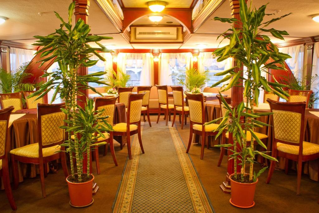 Bogdan Khmelnytskyi Hotel Kiev Exterior foto