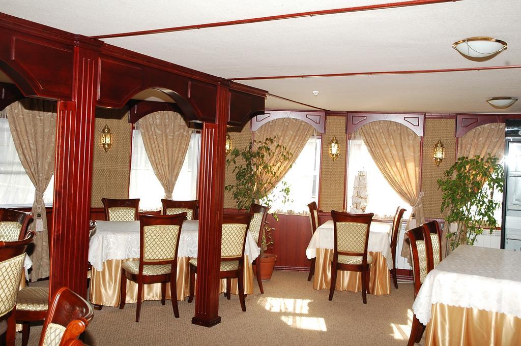 Bogdan Khmelnytskyi Hotel Kiev Exterior foto