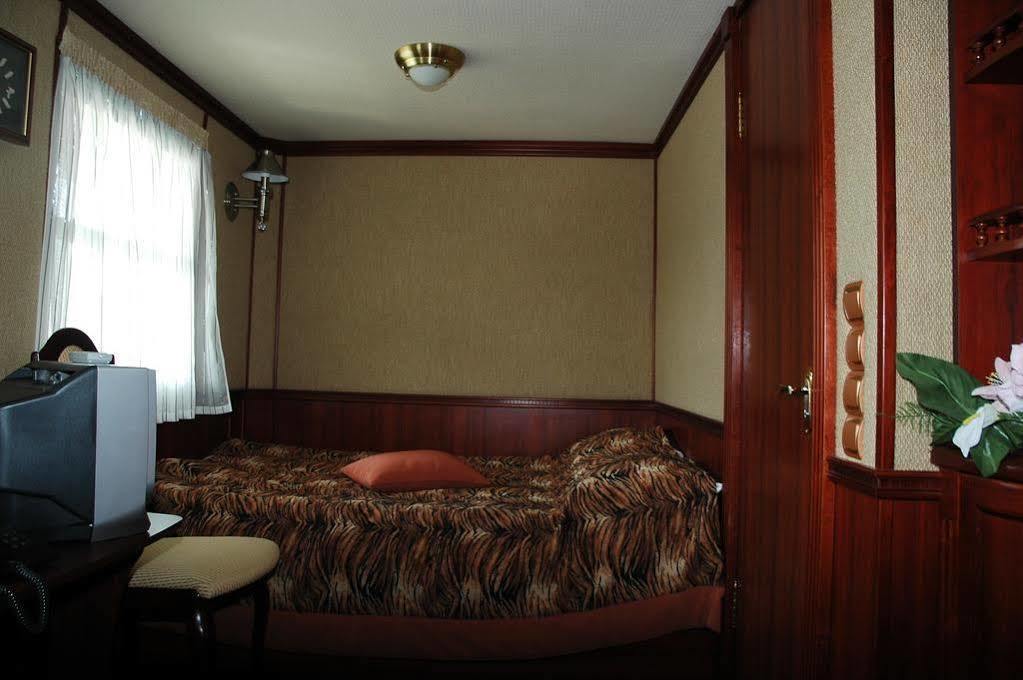 Bogdan Khmelnytskyi Hotel Kiev Exterior foto
