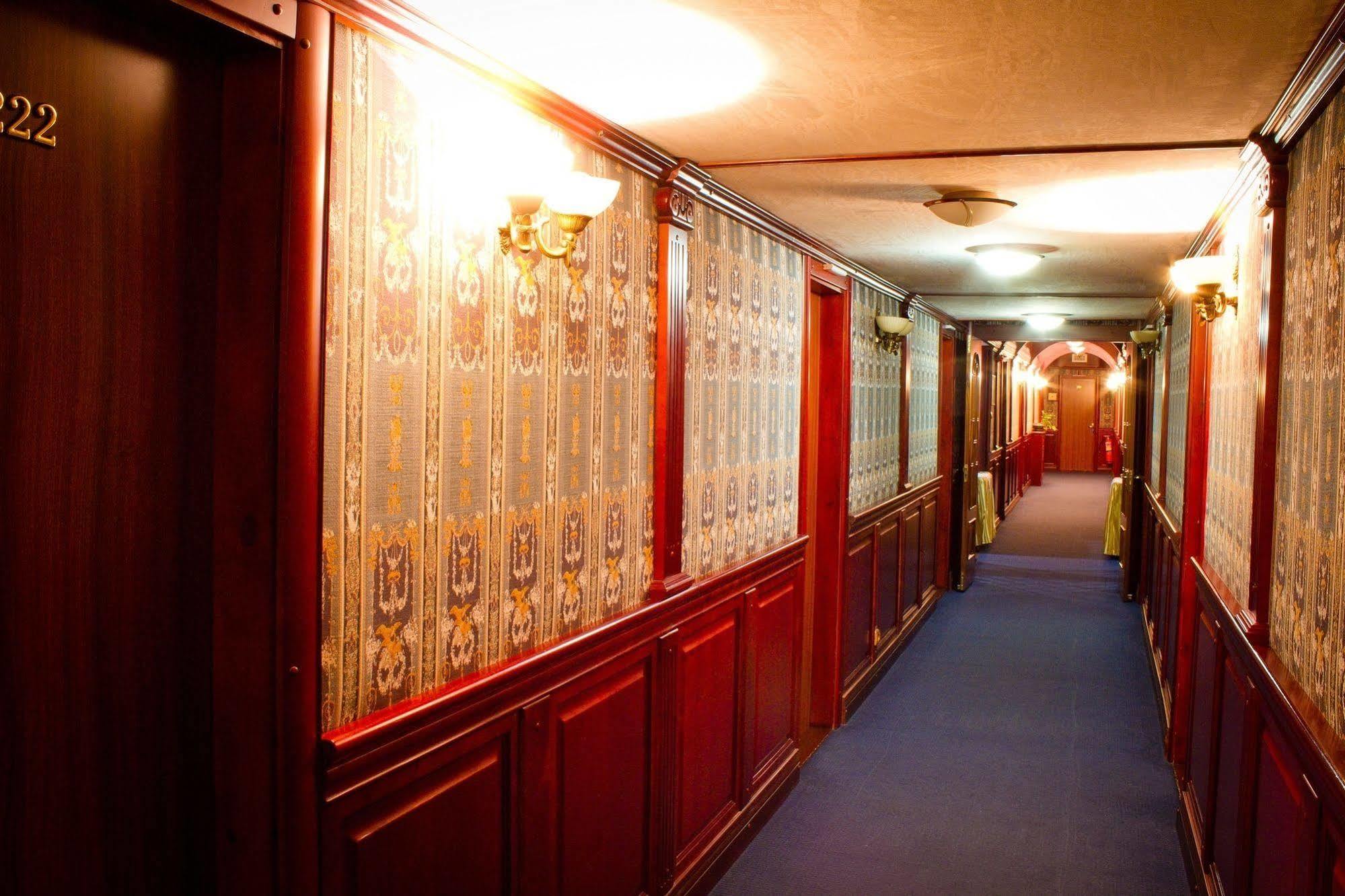Bogdan Khmelnytskyi Hotel Kiev Exterior foto